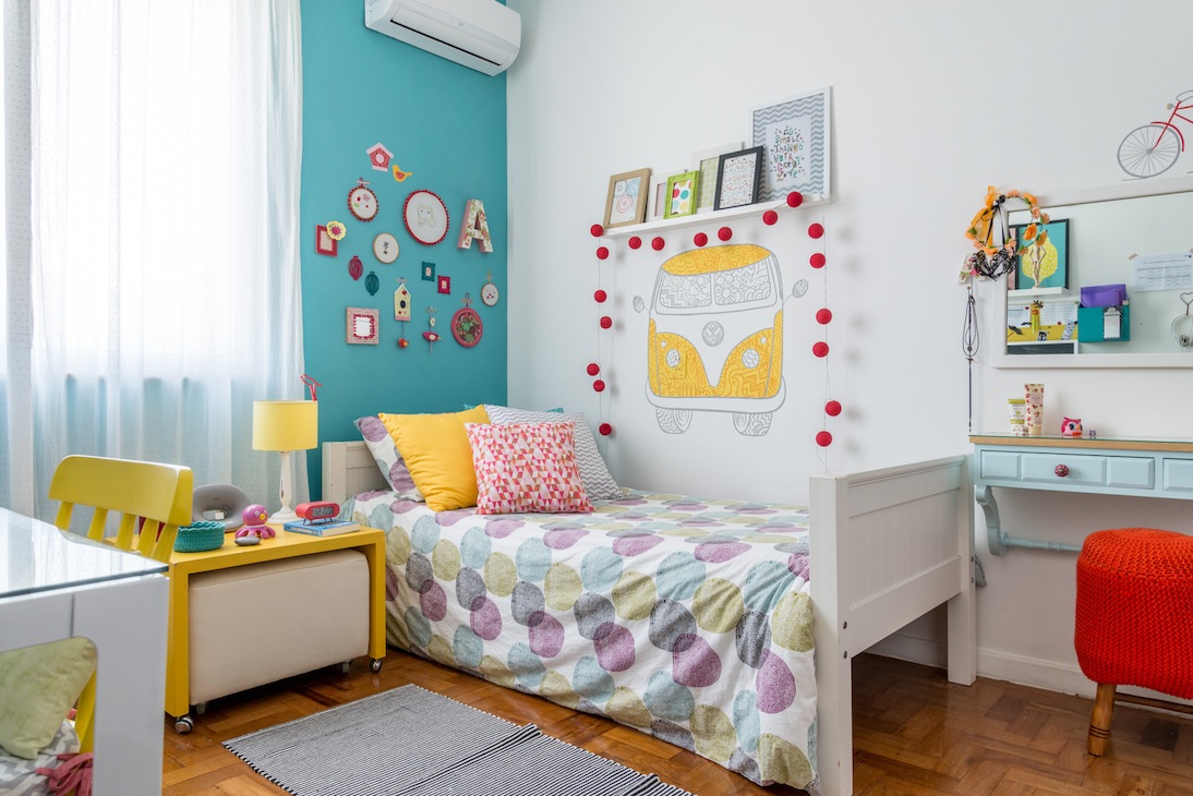 Quarto de menina com pintura de kombi