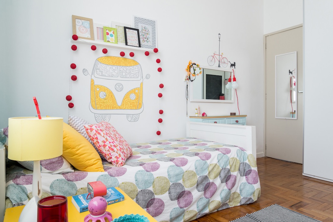 Quarto de menina com pintura de kombi