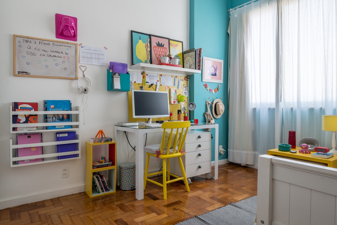 Quarto de menina com pintura de kombi