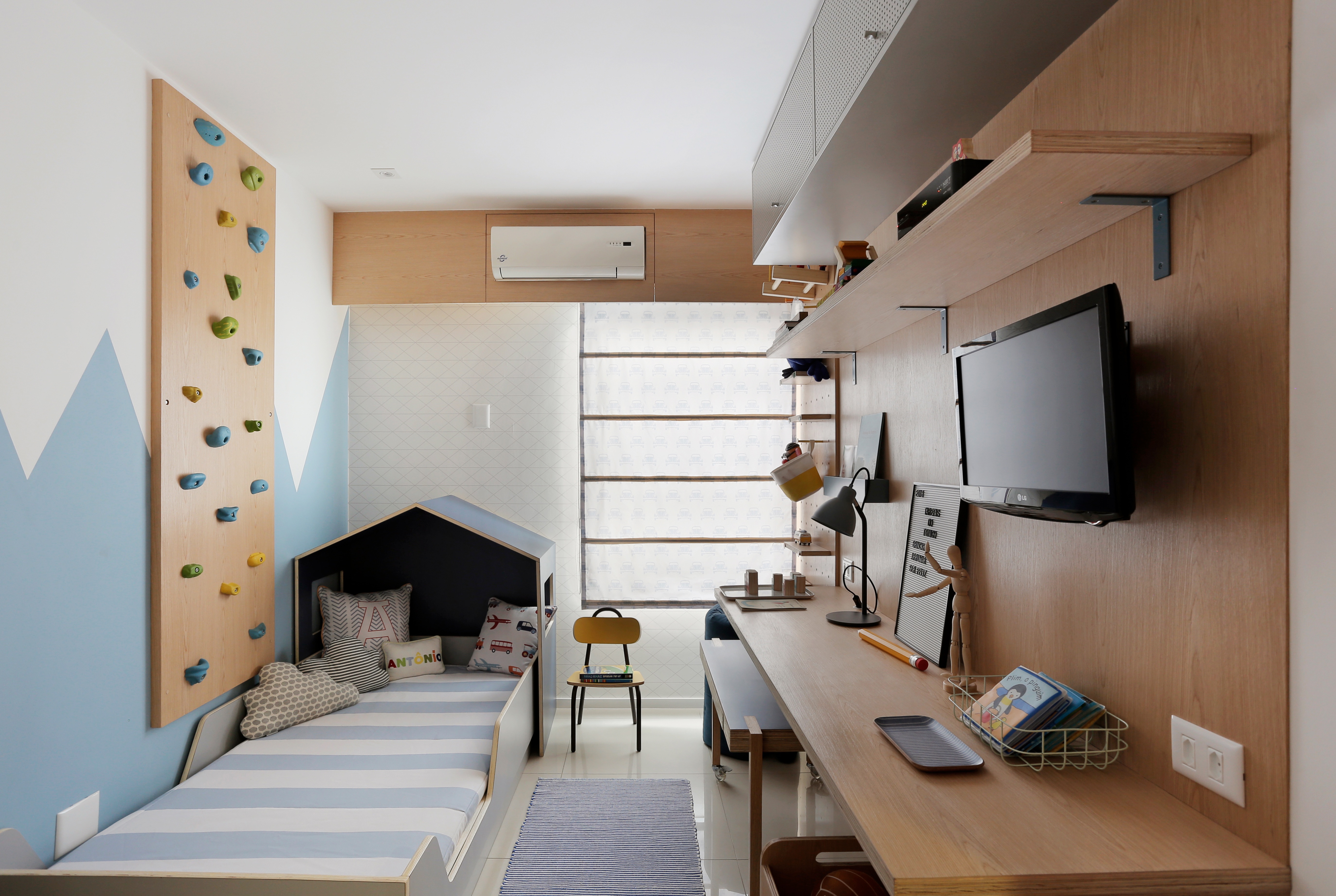 Quarto de menino com cama cabaninha e escalada, by Canvas Arq.